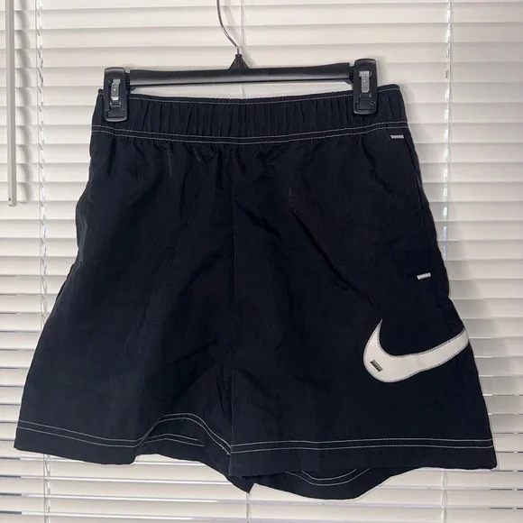 Nike Sportswear Swoosh Women's Woven High-Rise Shorts , Size: XS , Color: BLACK - Picture 2 of 7